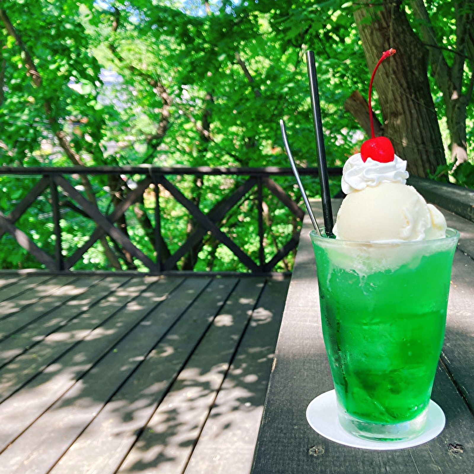 新緑の中でクリームソーダを♪